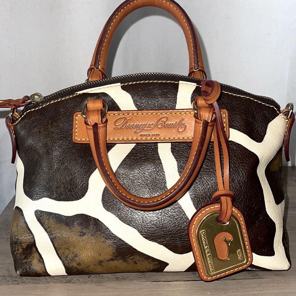 NWOT Retired Dooney and Bourke small Giraffe satchel